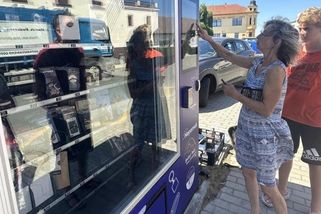 Pro suvenýry kdykoliv. Nepomuk na Plzeňsku spustil originální automat - Novinky